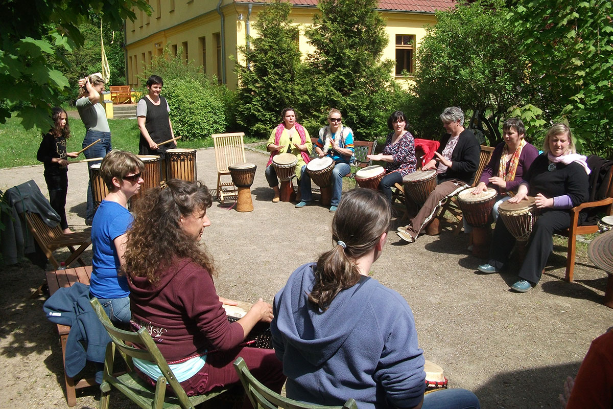 Gruppe vor Sommerhaus